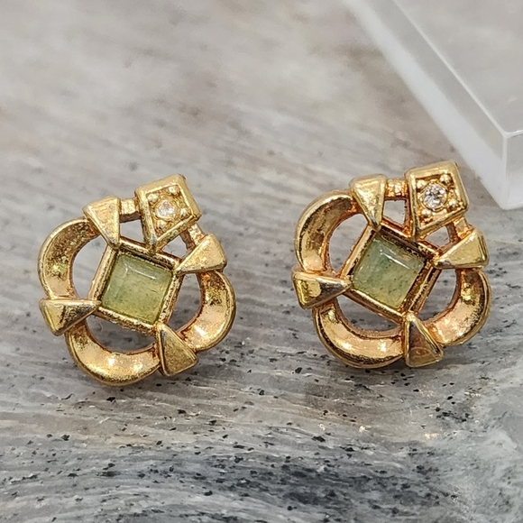 Elegant Vintage Gold-Tone Floral Stud Earrings with Green Accent - Picture 1 of 4